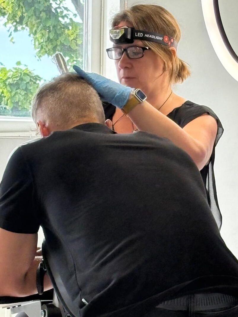 Hair Tattoo Oosterhout volume behandeling tussen het haar word de pigmentatie geplaatst.