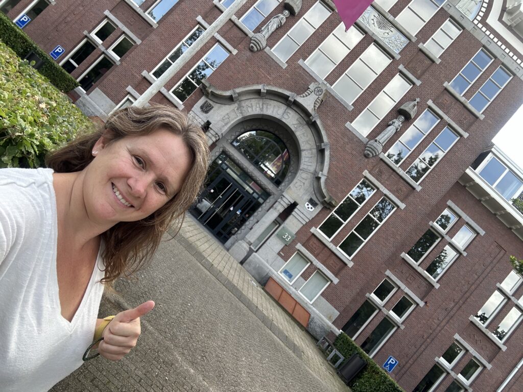 Eigenaresse Hair Tattoo Oosterhout, bij het Ignatius ziekenhuis in Breda. Voor uw haar problemen, gespecialiseerd in geschoren look, shaven look, volume behandeling, haar pigmentatie tussen de haren. Voor litteken camouflage, zowel gewone littekens als haar transplantatie littekens.